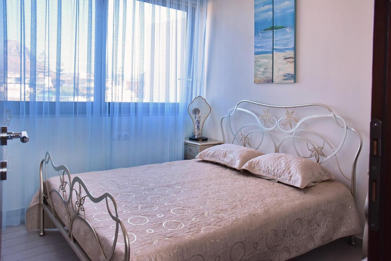 Sea View Beachfront Maria וילה